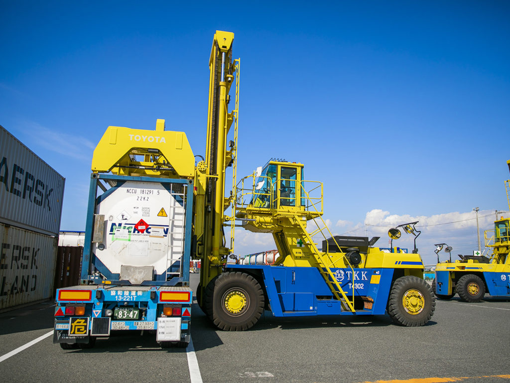 Tank containers loaded with high pressure gas. With limits on inspection dates and times, the customer struggled to plan delivery schedules.