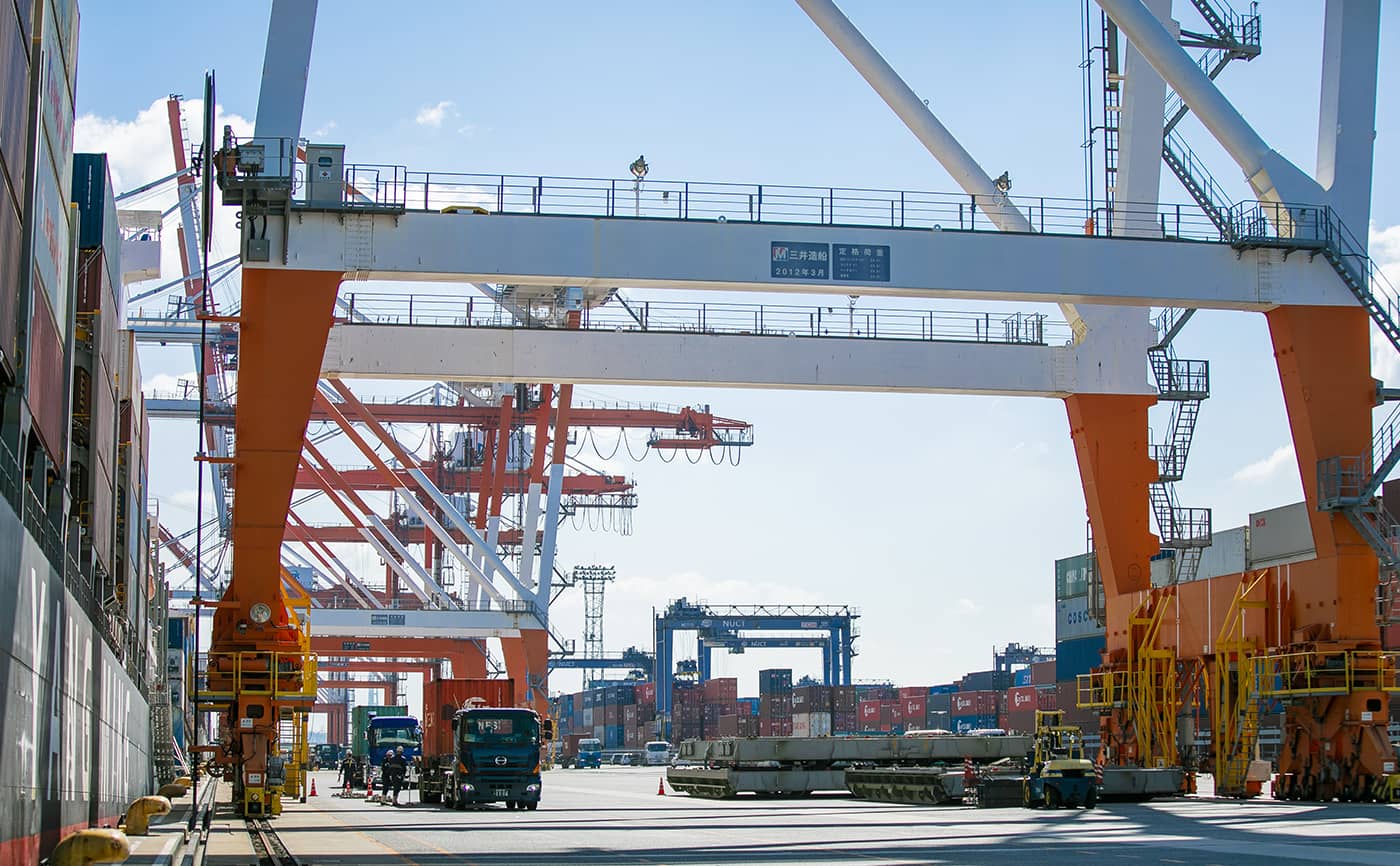 名古屋港の多様な物流機能を駆使し、安全・迅速・正確な海・陸輸送を支えます。