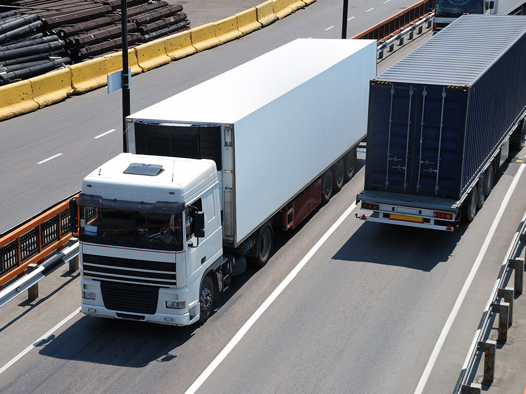 Transportation of cargoes by lorry | 陸上輸送に海上輸送という手段をプラスし、より安全な輸送体制を構築する ...